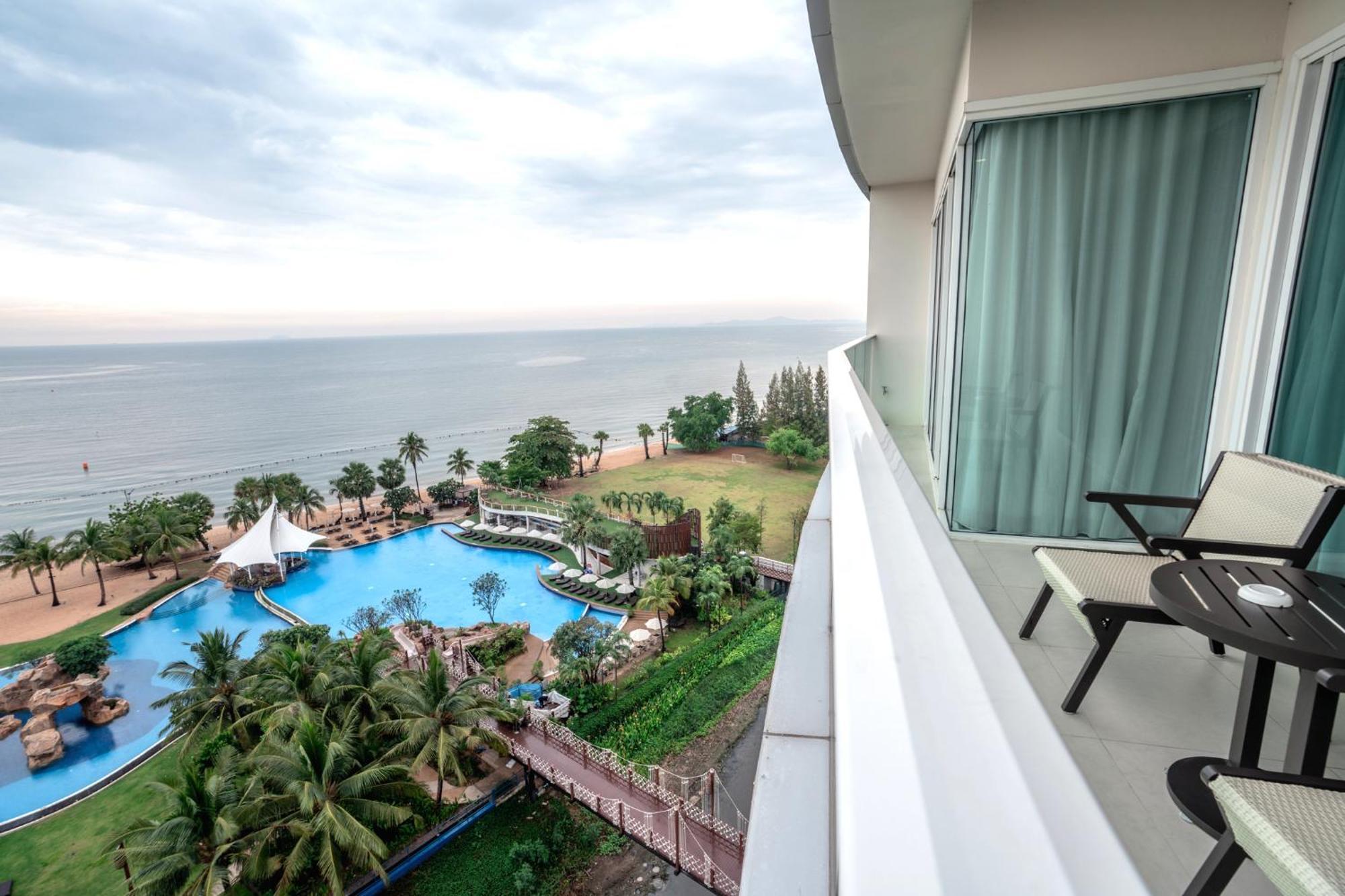 Movenpick Residences Pattaya With Ocean View Na Chom Thian Exterior photo