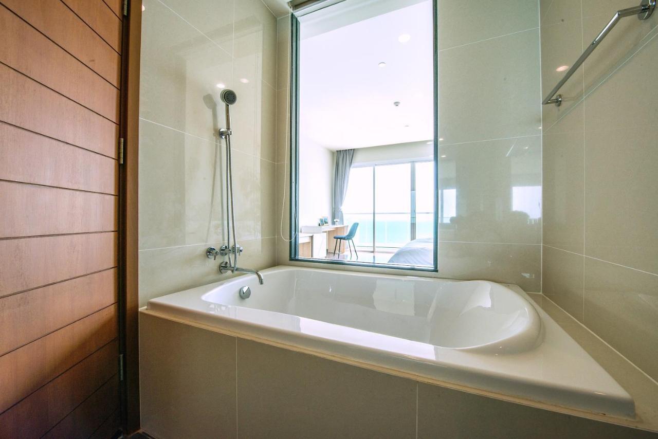 Movenpick Residences Pattaya With Ocean View Na Chom Thian Exterior photo